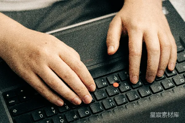 高清摄影 手放在黑色电脑键盘上