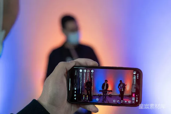 高清摄影 一个男人正在给一群人拍照。