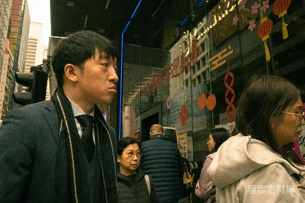 高清摄影 人们走在繁忙的城市街道上