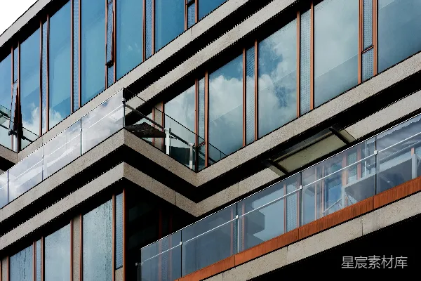 高清摄影 一座拥有许多窗户和阳台的高层建筑