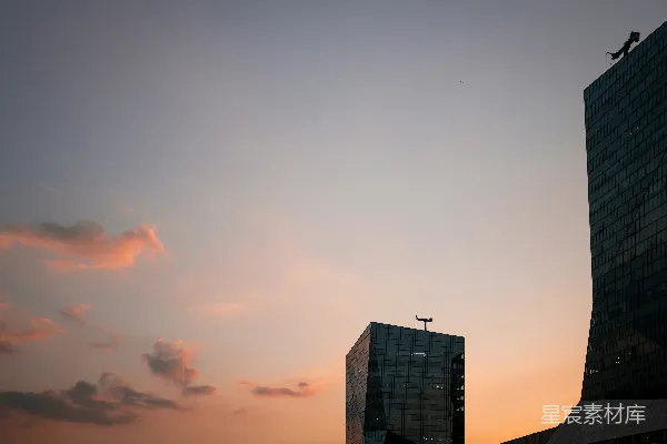 高清摄影 一座日落时分带有十字架的建筑