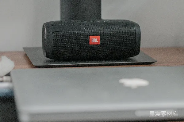 高清摄影 黑色的Beats by Dr. Dre便携式扬声器在MacBook Pro上使用