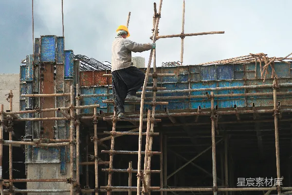 高清摄影 一个在脚手架上工作的建筑工人