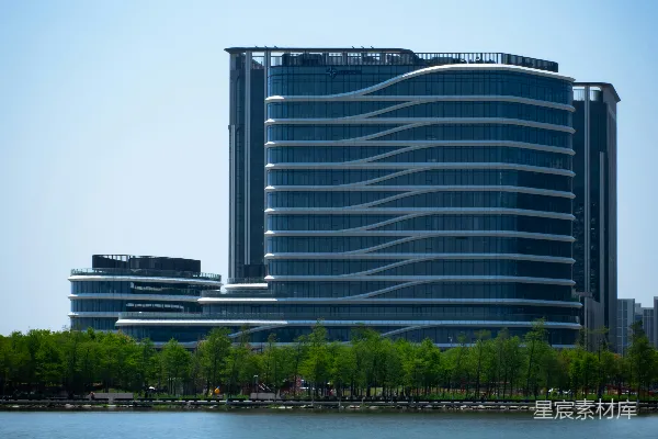 高清摄影 现代化办公楼位于宁静的湖畔。