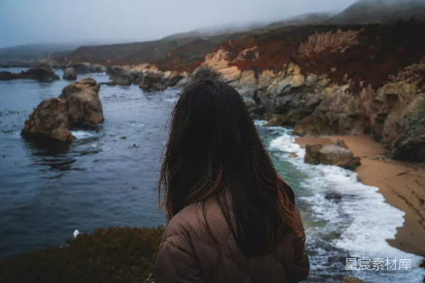 高清摄影 海滩上的女人的照片