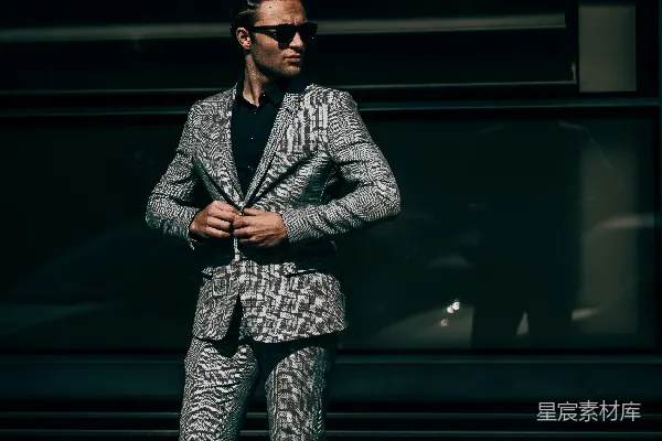 高清摄影 穿黑色皮夹克和灰色裤子，戴着黑色太阳镜的男人