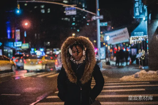 高清摄影 女人晚上站在那里，穿着羽绒服。