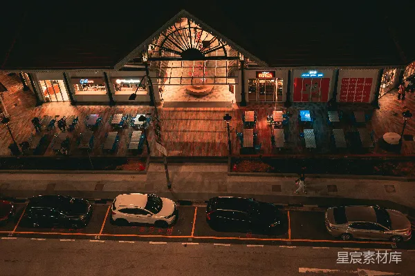 高清摄影 夜晚停在建筑物前的汽车