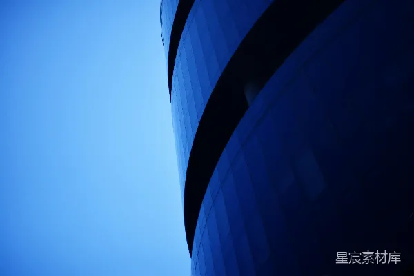 高清摄影 一座高楼在蓝天的背景下
