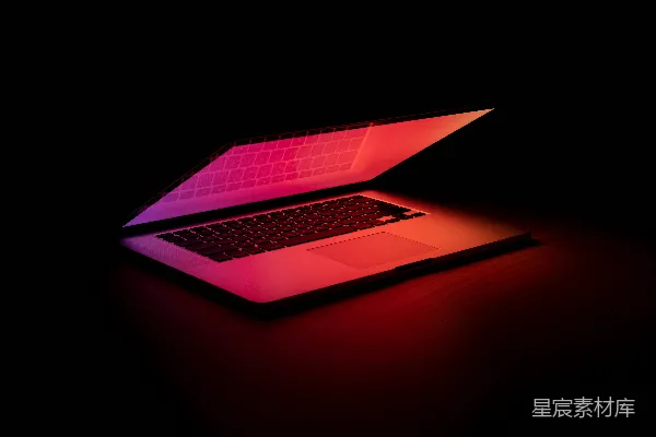 高清摄影 MacBook Pro 在棕色木桌上