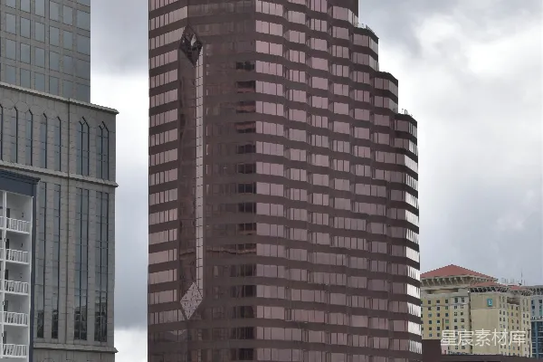 高清摄影 一片水域，背景中有建筑物。