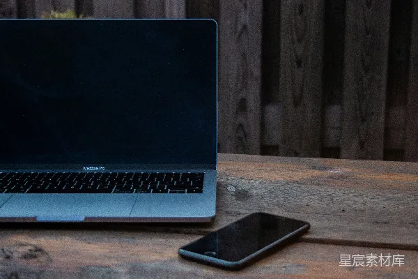 高清摄影 MacBook Pro旁边的空间灰色iPhone