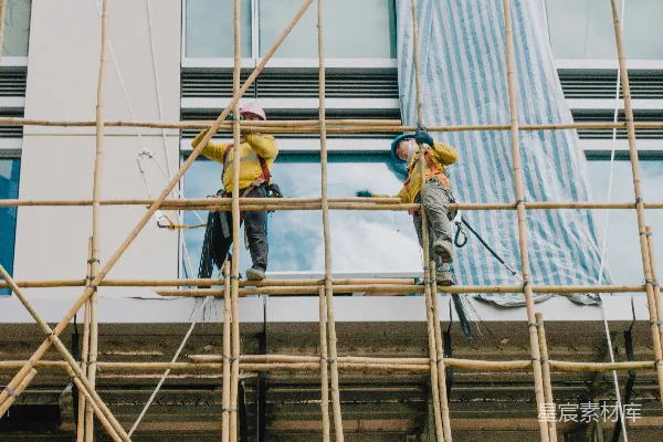 高清摄影 在建筑物上工作的男人