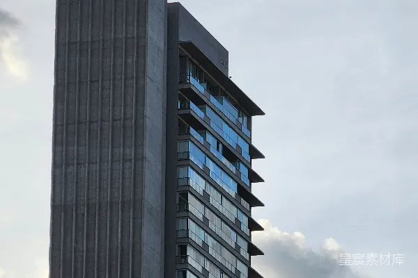 高清摄影 一座很高的建筑物，背景是天空。