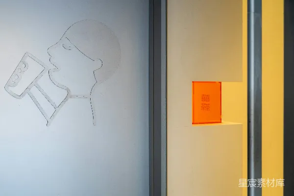 高清摄影 一幅男人拿着一杯咖啡的画