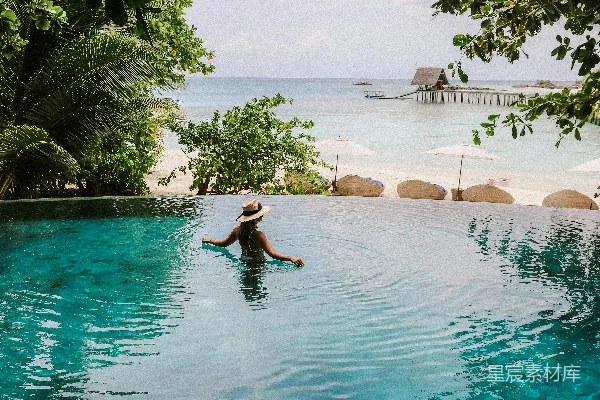 高清摄影 在水边的白天，女人在水边