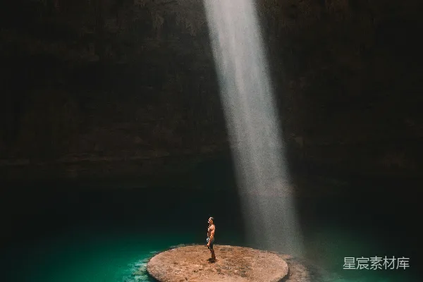 高清摄影 站在棕色平台上，位于水下湖泊中的人。
