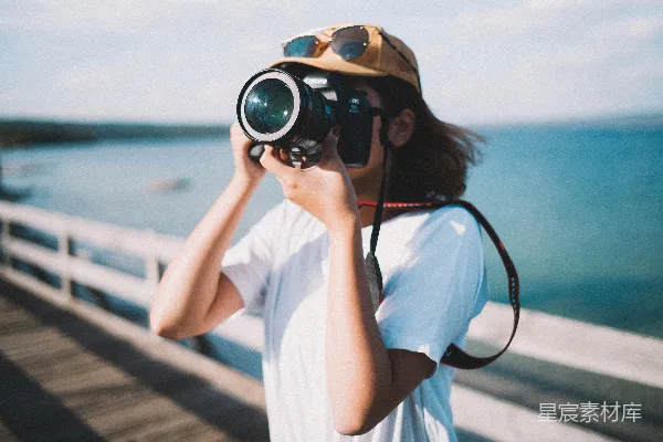 高清摄影 女人正在拍照，拍摄的是她的视角。