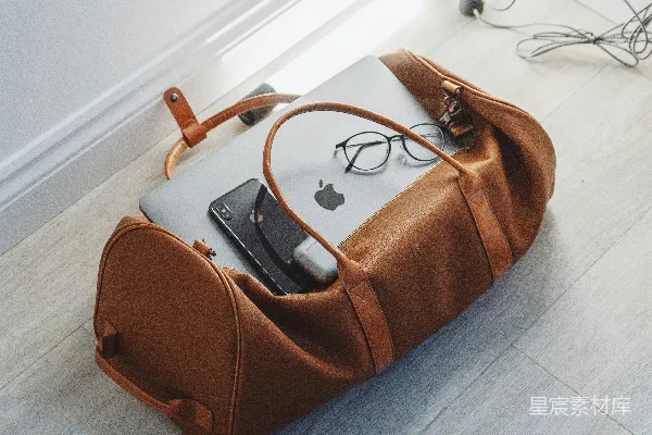 高清摄影 银色的MacBook在旅行袋中