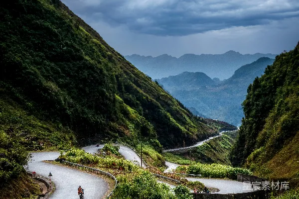 高清摄影 一群骑手沿着蜿蜒的山路骑行