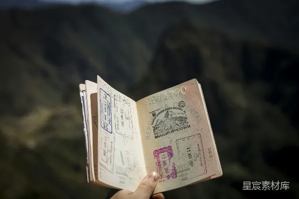 高清摄影 持护照的人