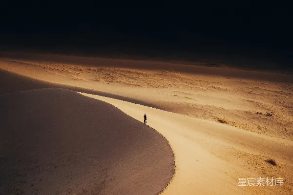 高清摄影 一个孤独的人站在沙漠的中央。