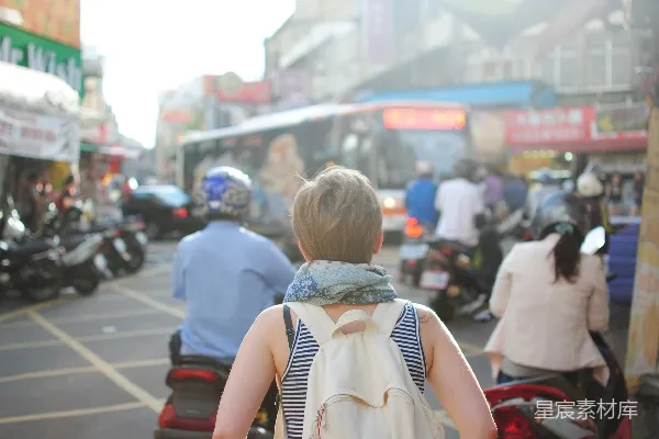高清摄影 背着背包的女人在路上走着