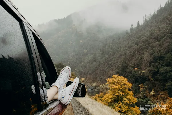 高清摄影 穿白色匡威运动鞋的双脚在车门上。