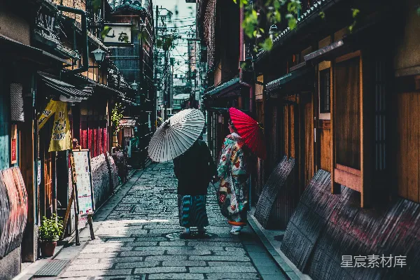 高清摄影 在街上行走的人打着伞。