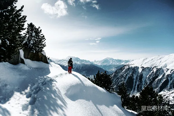 高清摄影 白天在雪山上行走的人