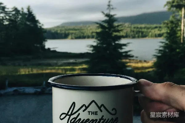 高清摄影 手拿杯子，背景是水面