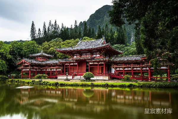 高清摄影 白天，山后静谧的水中有一座日式寺庙。