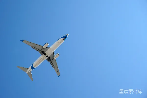 高清摄影 白天空中的一架白色飞机