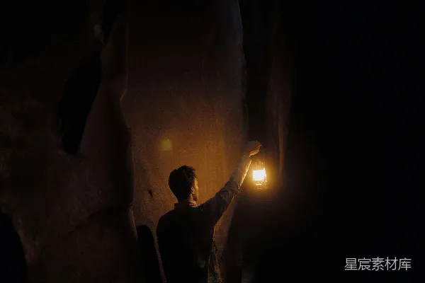 高清摄影 一个男人在黑暗中手持灯笼。