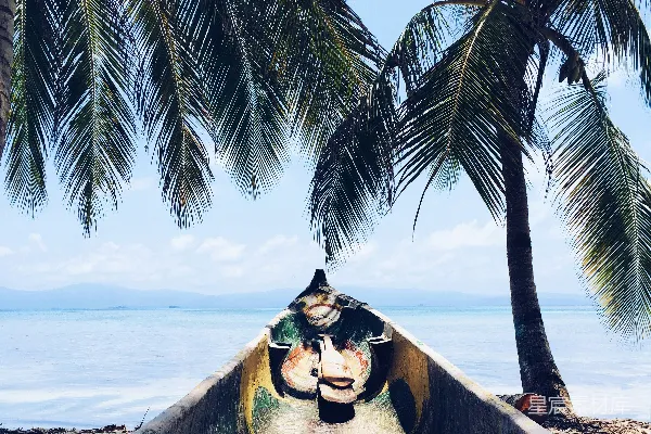 高清摄影 一艘灰色的独木舟停在海洋前。