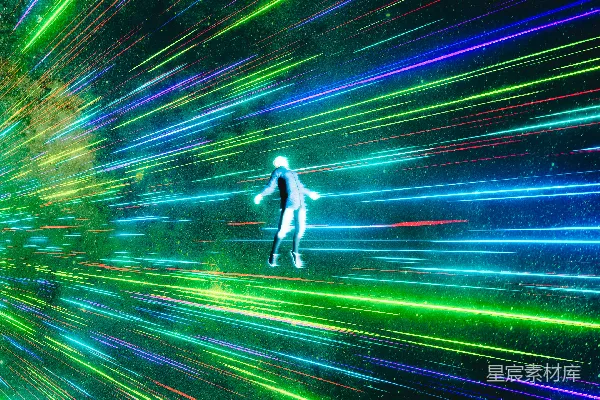 高清摄影 一个人正走过一条五彩缤纷的光隧道。