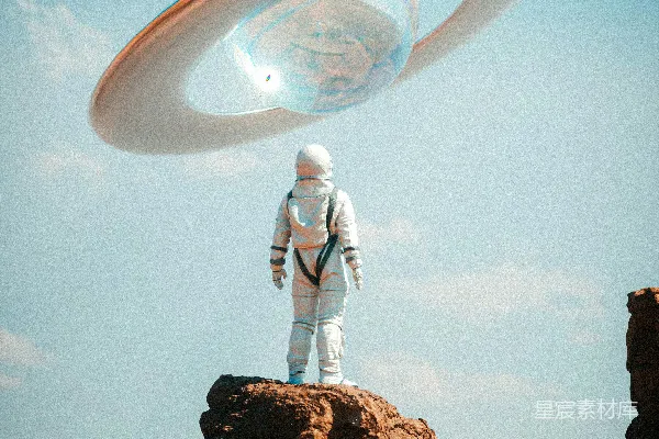 高清摄影 一个穿着太空服的男人站在岩石上