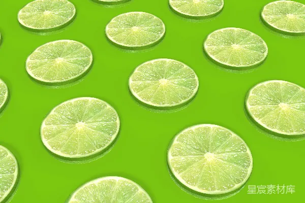 高清摄影 一盘石灰片放在绿色表面上。
