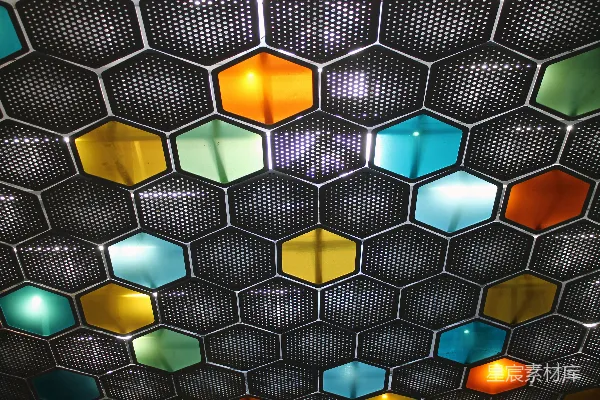高清摄影 一张六边形瓷砖制成的墙壁的特写照片