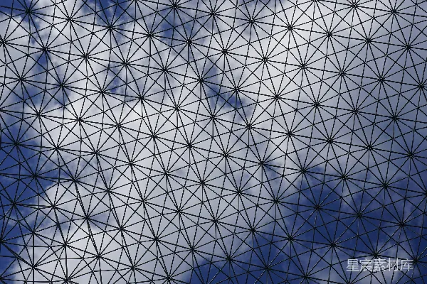 高清摄影 一幅带有天空背景的建筑物特写图。