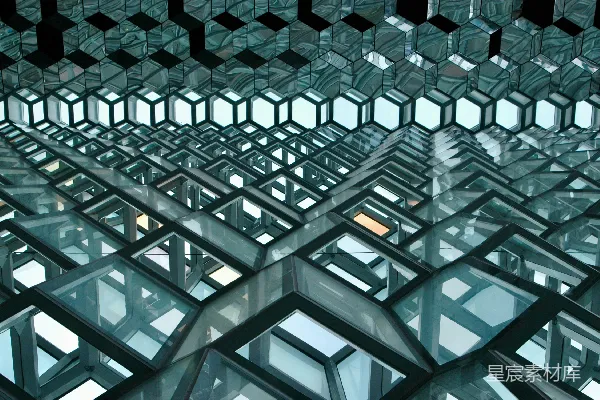 高清摄影 现代化玻璃建筑，具有几何立面图案。