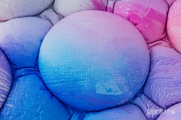 高清摄影 房间里有一堆球，它们都放在中间。