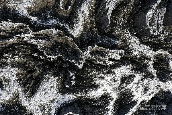 高清摄影 一张黑白照片，展示了一个岩石形成。