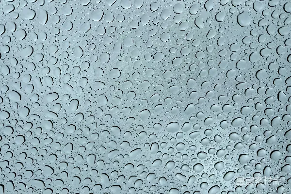 高清摄影 一扇被雨水覆盖的窗户的特写镜头