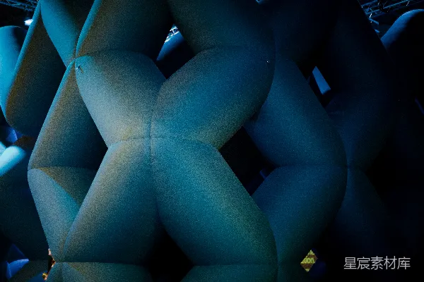 高清摄影 由相互连接的、填充的形状构成的抽象结构。