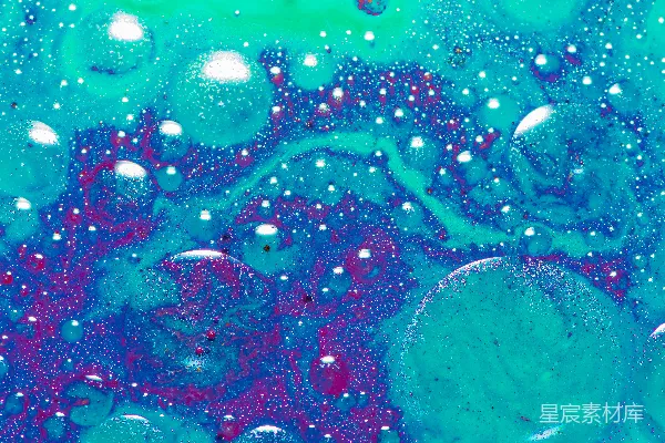 高清摄影 一杯蓝色和紫色液体的特写