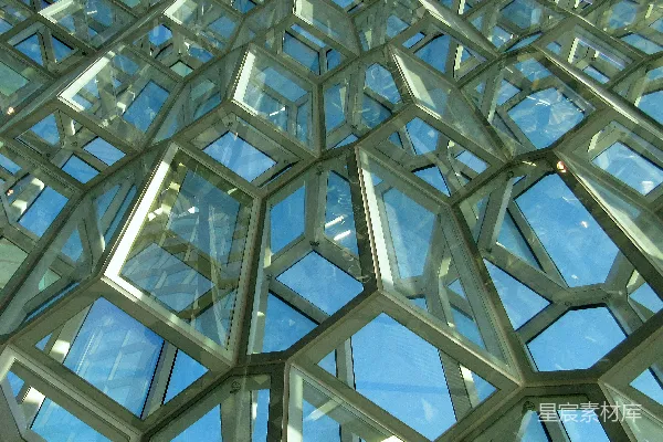 高清摄影 一座有许多窗户的建筑的特写照片