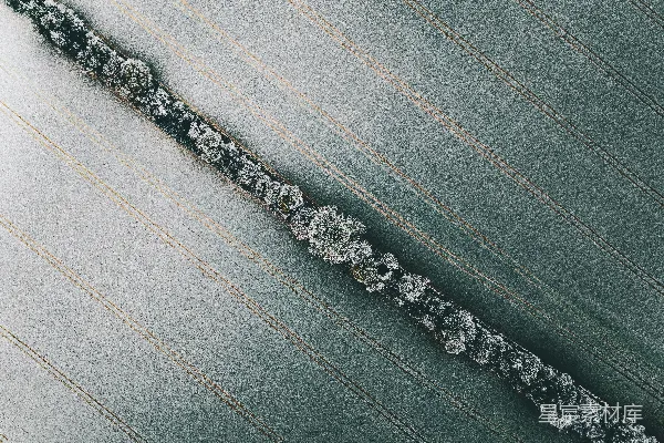 高清摄影 一个金属物体的特写，上面覆盖着雪。