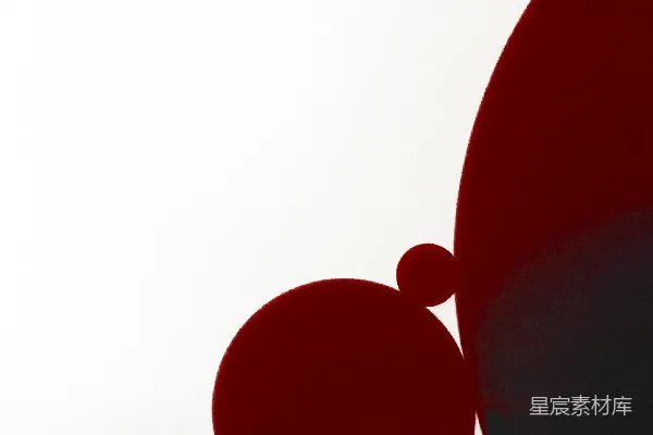 高清摄影 一群红色和绿色的气球在空中漂浮着