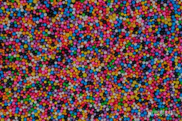 高清摄影 一大群彩色球体在黑色背景上。